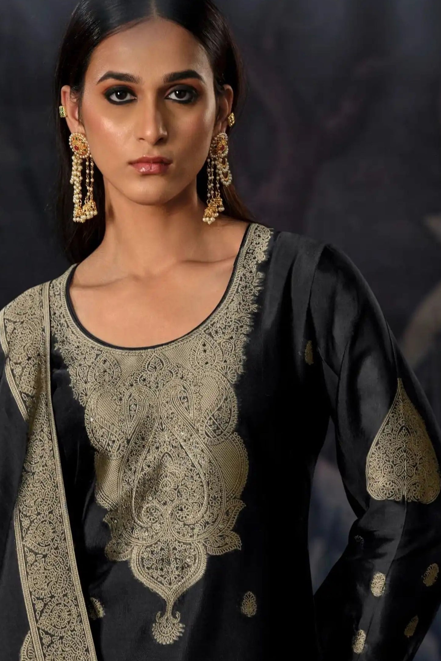 VRISA BLACK SPECIAL WOVEN WORK PERFECTION | 1003