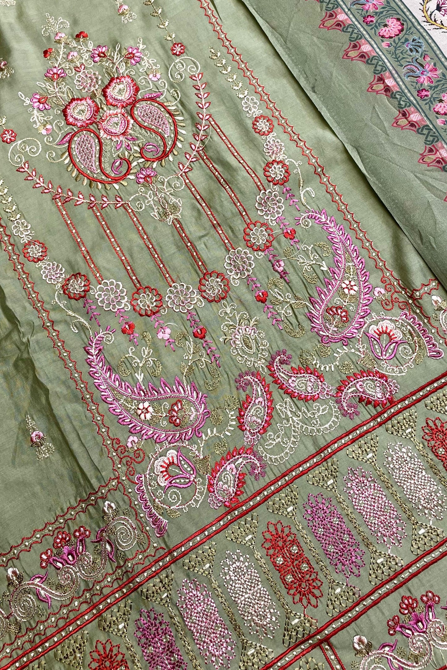 THREAD AARI EMBROIDERED PERFECTION | 2201
