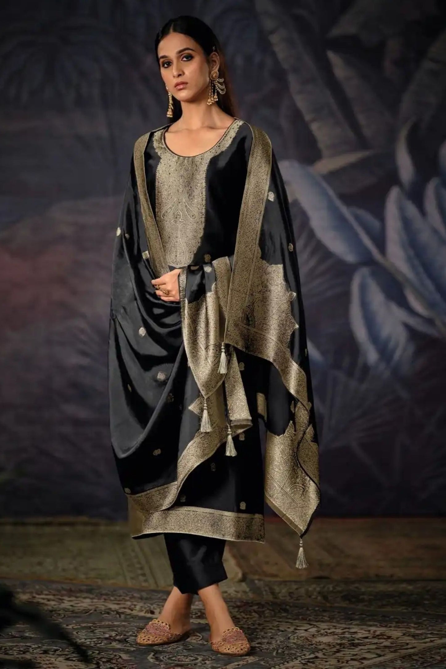 VRISA BLACK SPECIAL WOVEN WORK PERFECTION | 1004