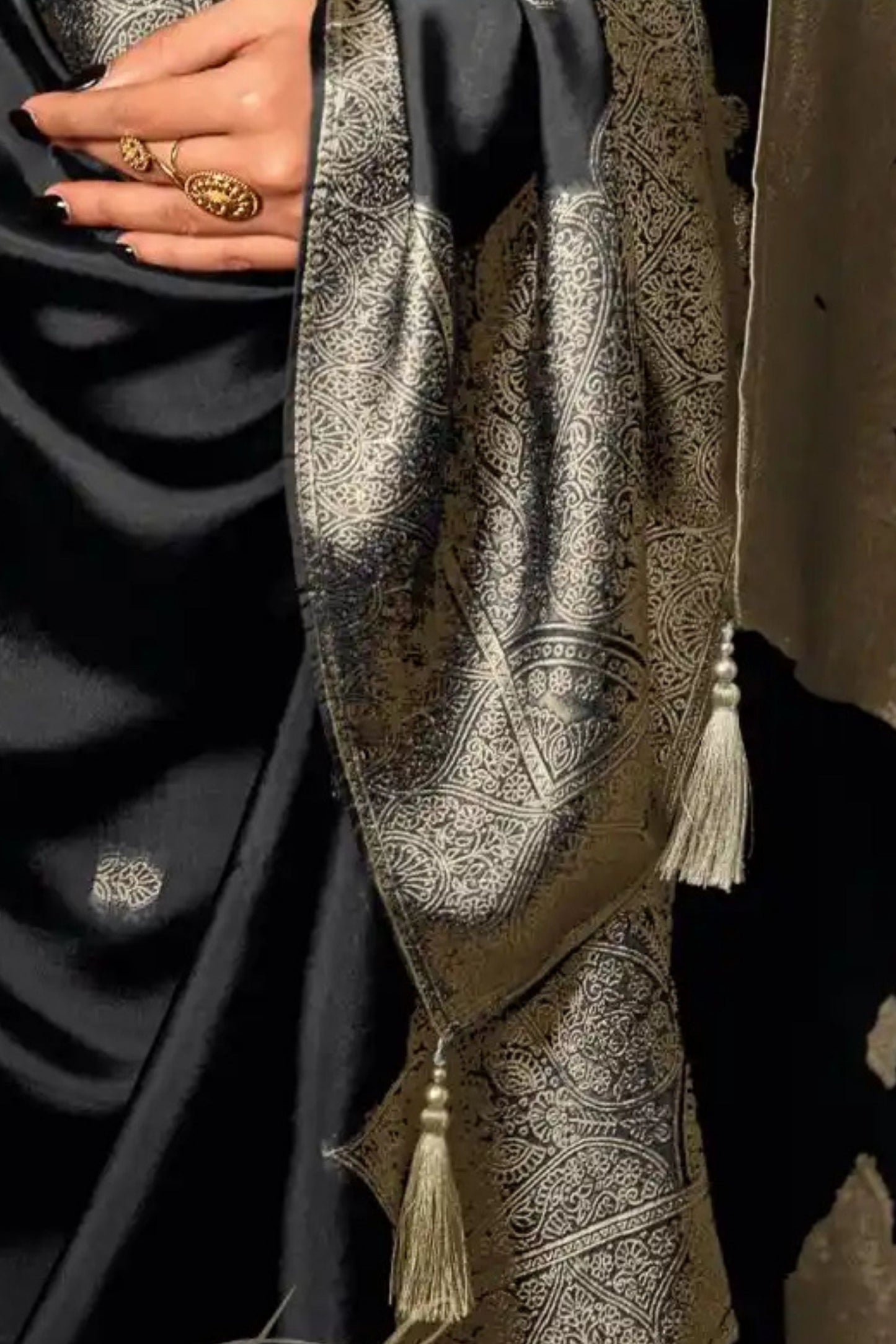 VRISA BLACK SPECIAL WOVEN WORK PERFECTION | 1004