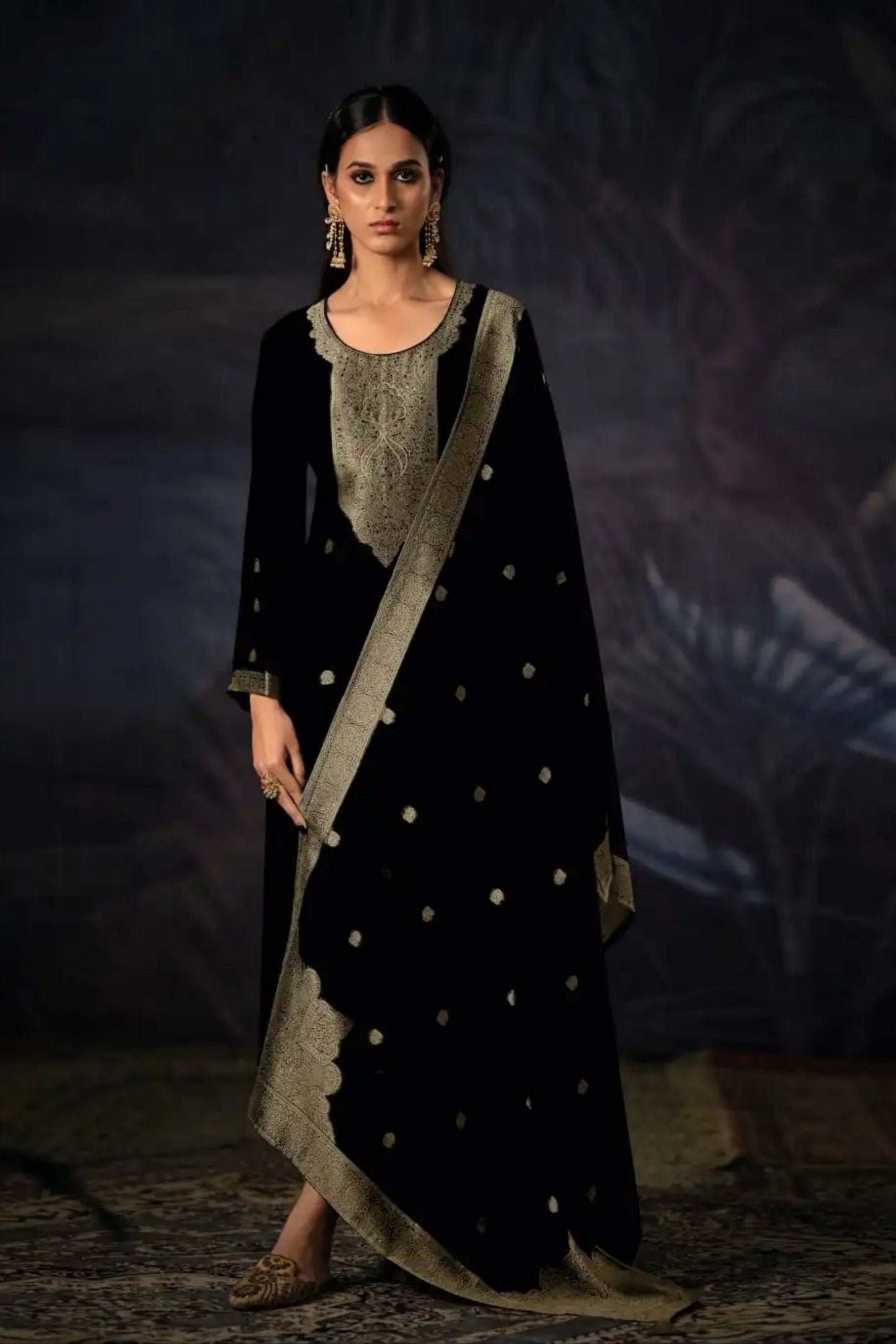 VRISA BLACK SPECIAL WOVEN WORK PERFECTION | 1005