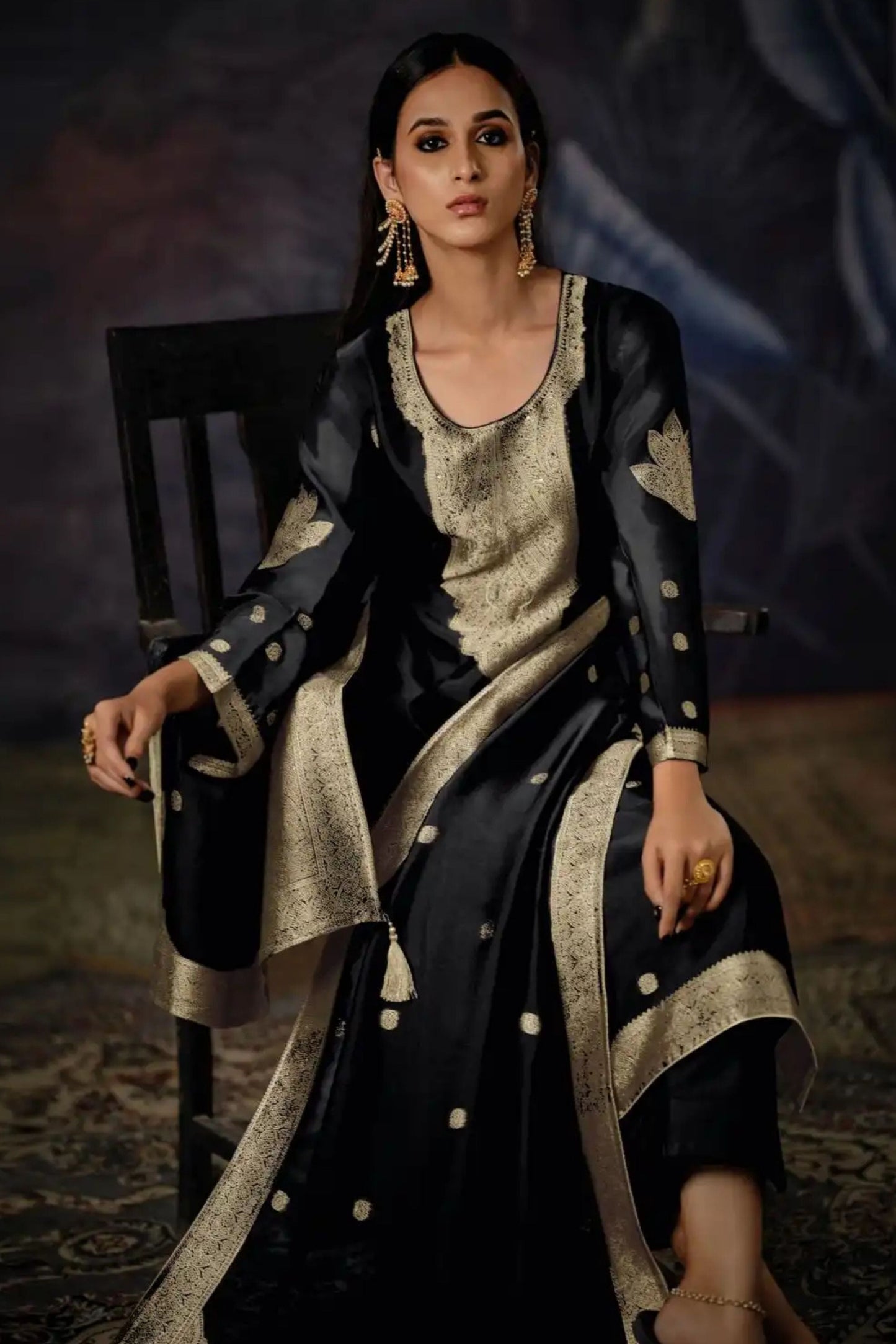 VRISA BLACK SPECIAL WOVEN WORK PERFECTION | 1006