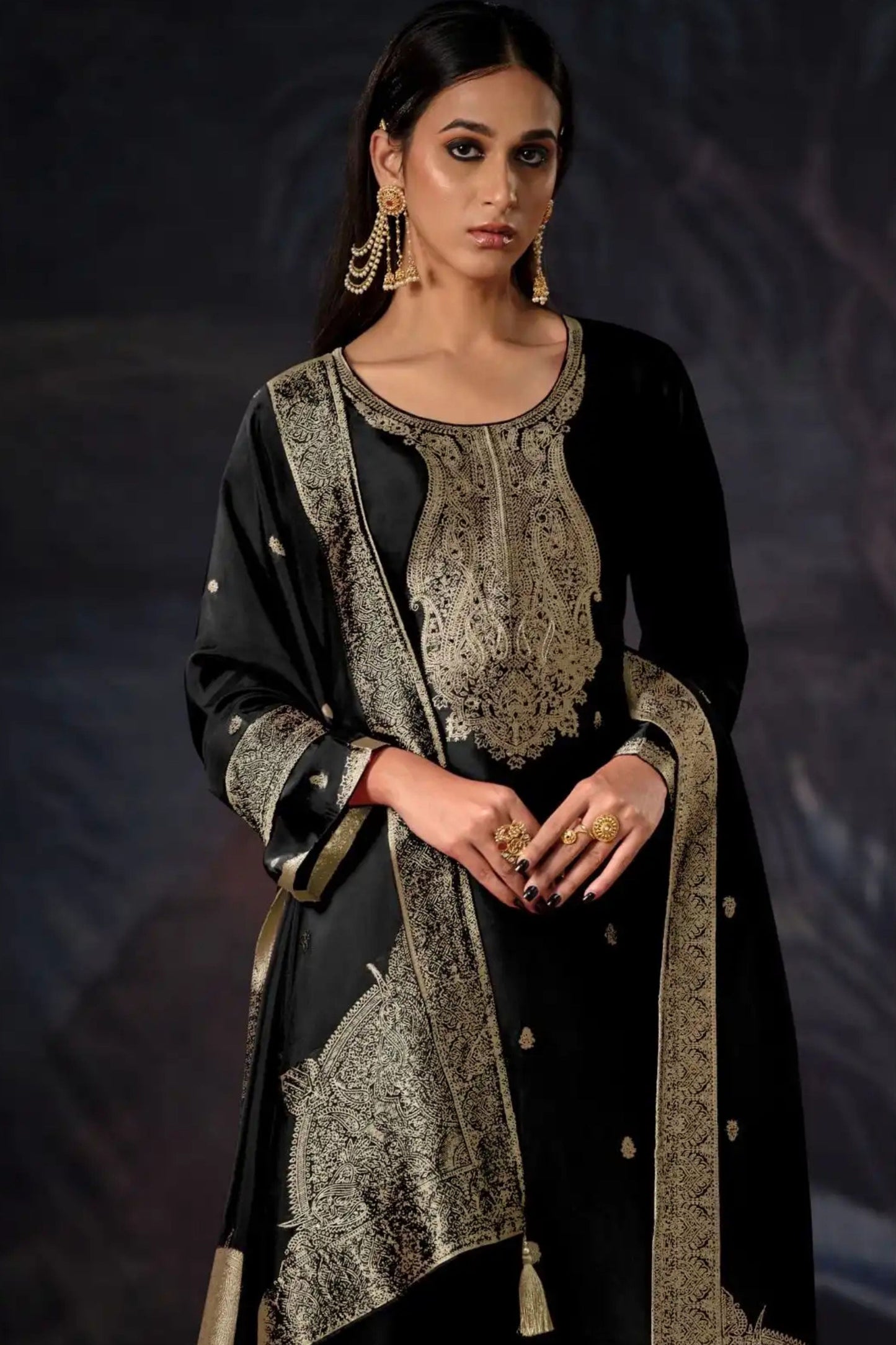 VRISA BLACK SPECIAL WOVEN WORK PERFECTION | 1001