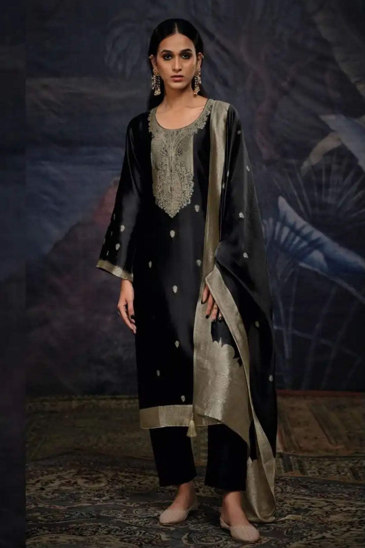 VRISA BLACK SPECIAL WOVEN WORK PERFECTION | 1002