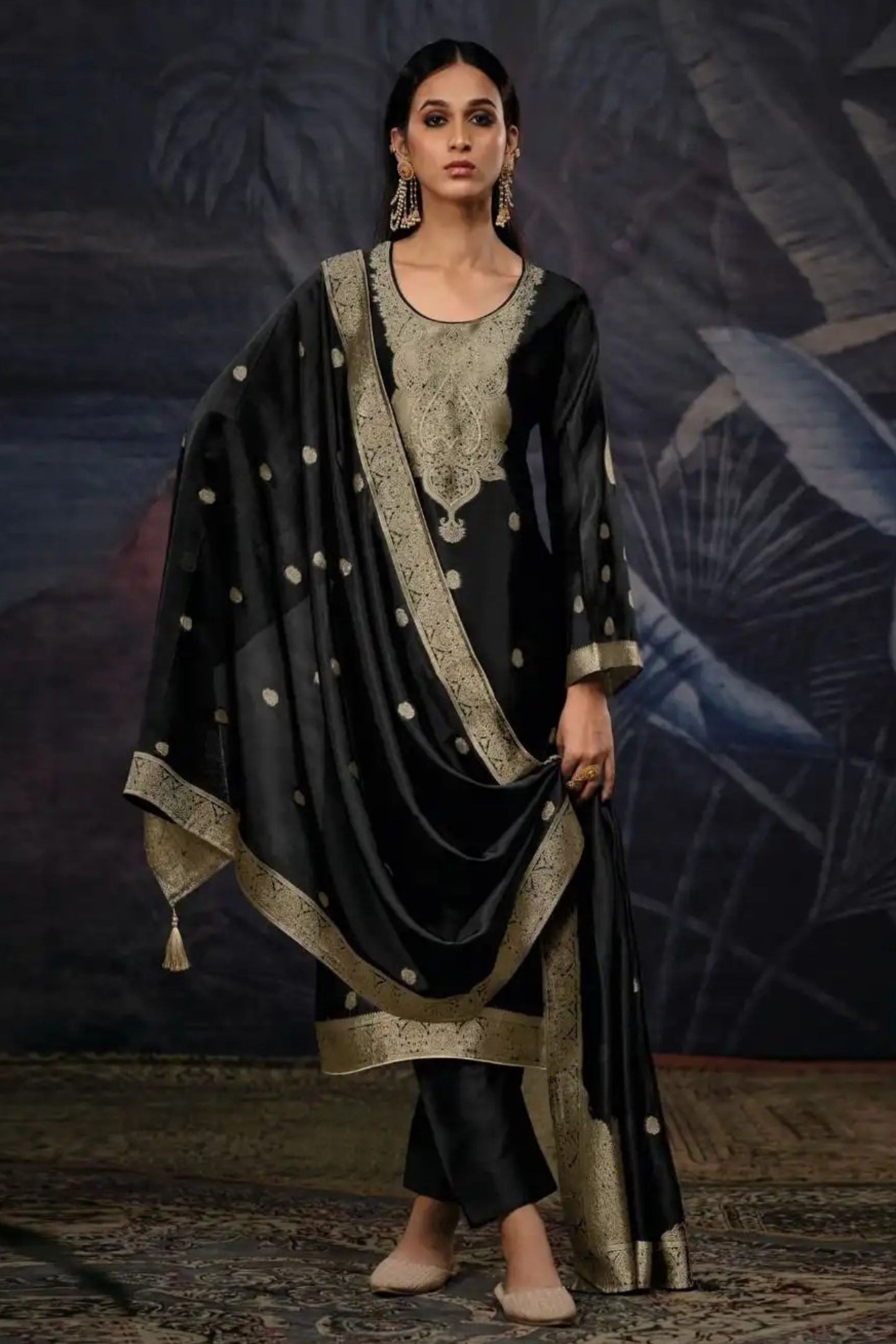 VRISA BLACK SPECIAL WOVEN WORK PERFECTION | 1003