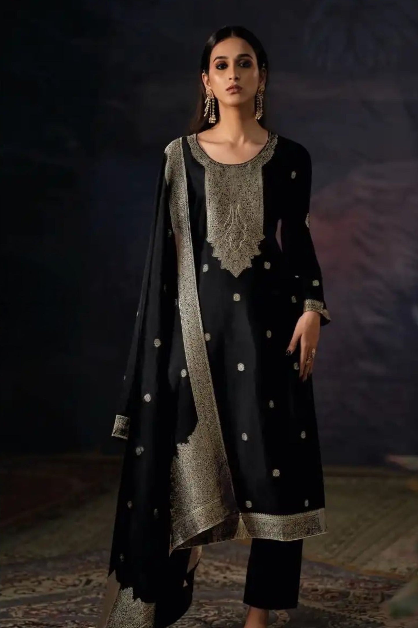 VRISA BLACK SPECIAL WOVEN WORK PERFECTION | 1006