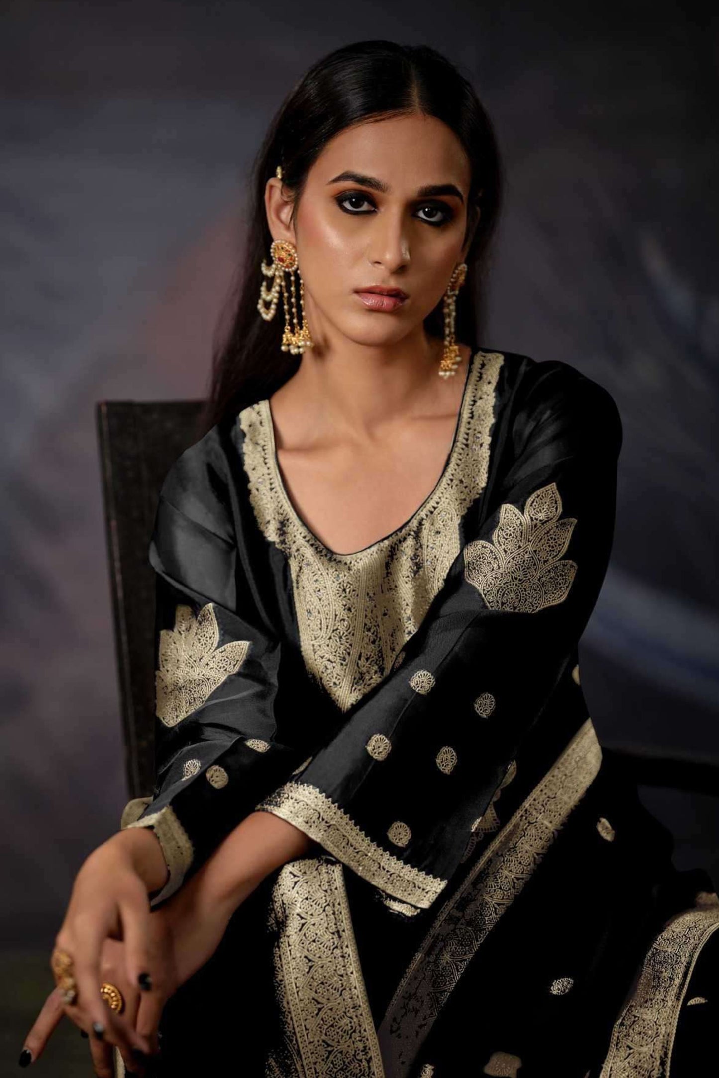 VRISA BLACK SPECIAL WOVEN WORK PERFECTION | 1006