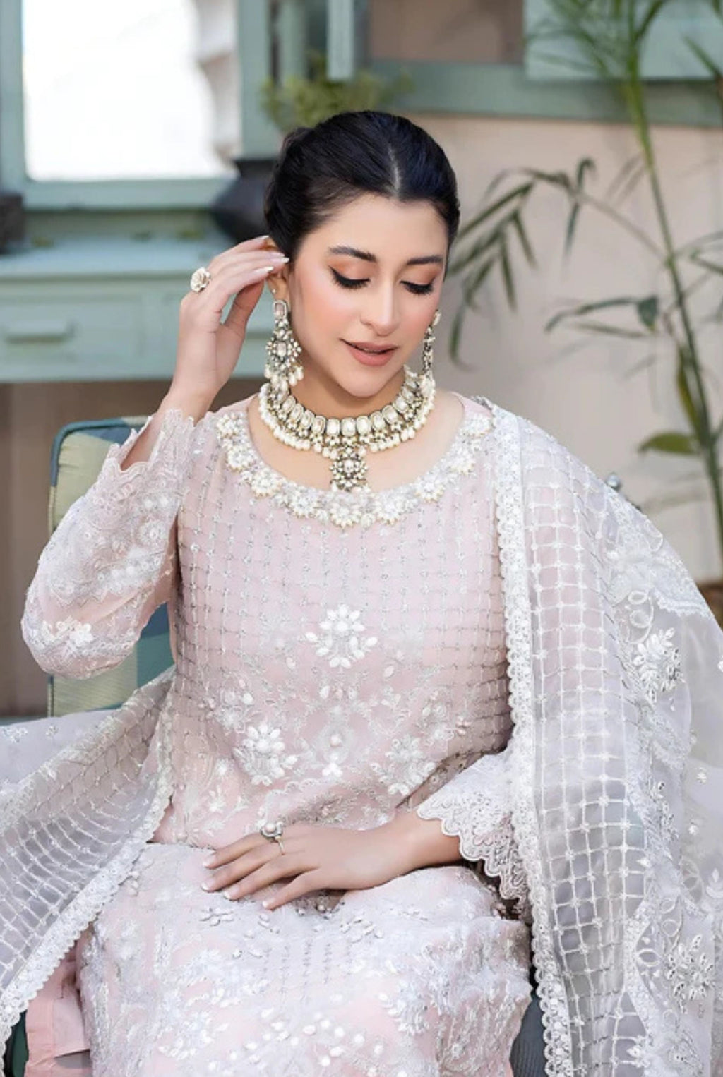 𝗘𝗺𝗯𝗿𝗼𝗶𝗱𝗲𝗿𝗲𝗱 𝗟𝘂𝘅𝘂𝗿𝘆 𝗖𝗵𝗶𝗳𝗳𝗼𝗻 𝗗-𝟬𝟲