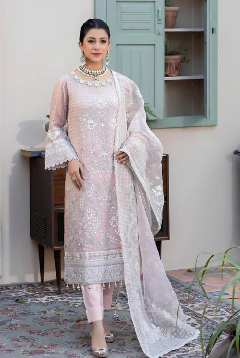 𝗘𝗺𝗯𝗿𝗼𝗶𝗱𝗲𝗿𝗲𝗱 𝗟𝘂𝘅𝘂𝗿𝘆 𝗖𝗵𝗶𝗳𝗳𝗼𝗻 𝗗-𝟬𝟲