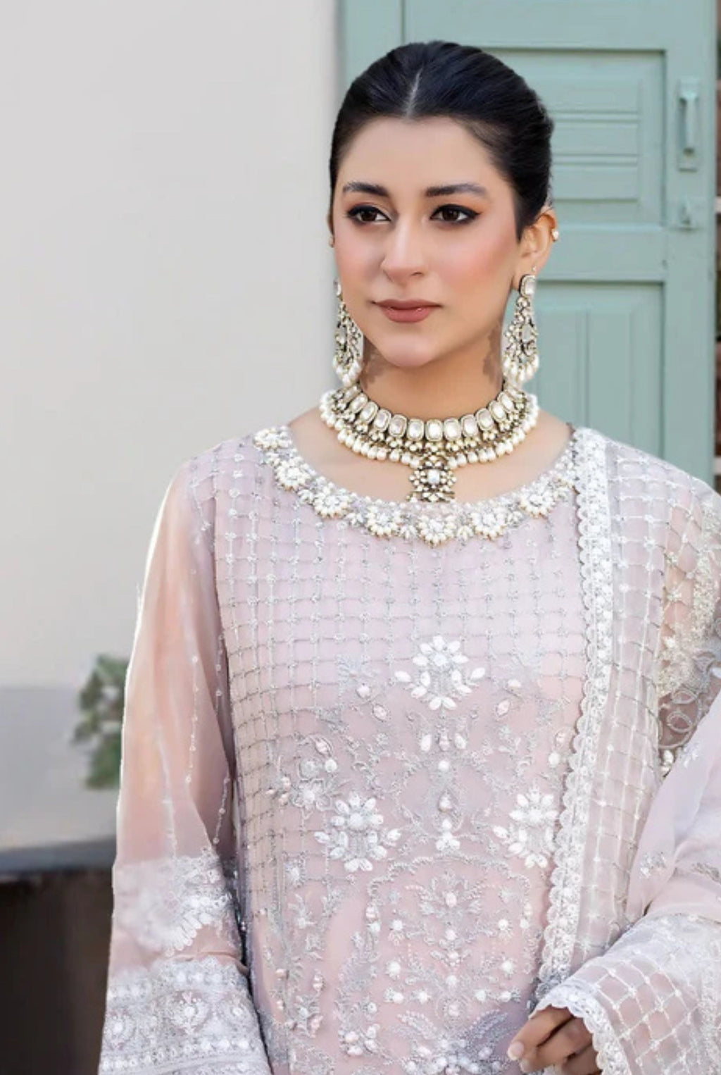 𝗘𝗺𝗯𝗿𝗼𝗶𝗱𝗲𝗿𝗲𝗱 𝗟𝘂𝘅𝘂𝗿𝘆 𝗖𝗵𝗶𝗳𝗳𝗼𝗻 𝗗-𝟬𝟲