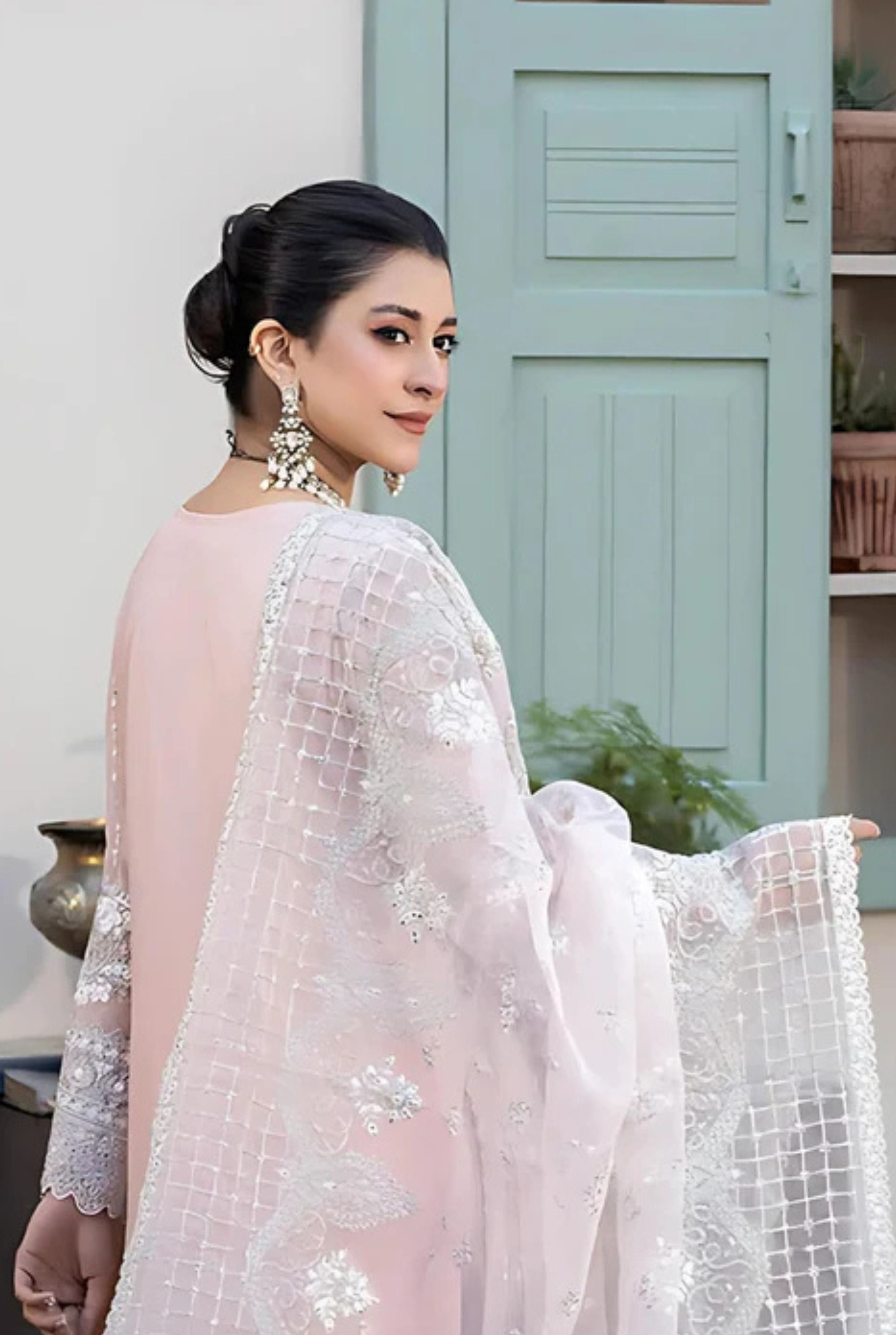 𝗘𝗺𝗯𝗿𝗼𝗶𝗱𝗲𝗿𝗲𝗱 𝗟𝘂𝘅𝘂𝗿𝘆 𝗖𝗵𝗶𝗳𝗳𝗼𝗻 𝗗-𝟬𝟲