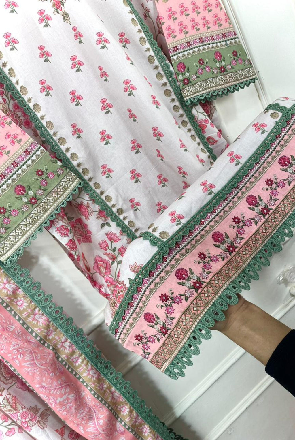 𝗖𝗹𝗮𝘀𝘀𝗶𝗰 𝗙𝗹𝗼𝗿𝗮𝗹 𝗘𝗱𝗶𝘁𝗶𝗼𝗻 | 𝟭𝟮𝟬𝟱