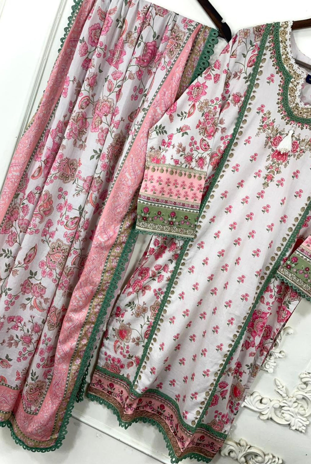 𝗖𝗹𝗮𝘀𝘀𝗶𝗰 𝗙𝗹𝗼𝗿𝗮𝗹 𝗘𝗱𝗶𝘁𝗶𝗼𝗻 | 𝟭𝟮𝟬𝟱